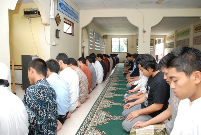 Mahasiswa Sekolah Tinggi Ilmu Ekonomi Islam Tazkia - Bogor sholat berjama'ah (Ilustrasi) 