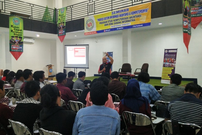 Mahasiswa semester enam Program Studi Akuntansi AMIK BSI Pontianak menerima pembekalan karir dan profesi  di bidang sistem informasi akuntansi. 