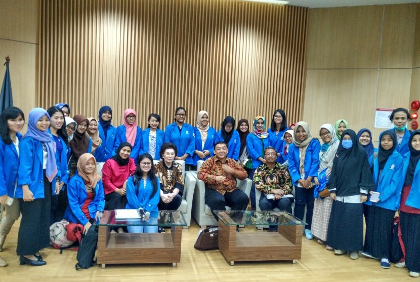 Mahasiswa semester lima AMIK BSI Jakarta bersama pembicara di seminar karir AMIK BSI Jakarta dan CEDS UI.     