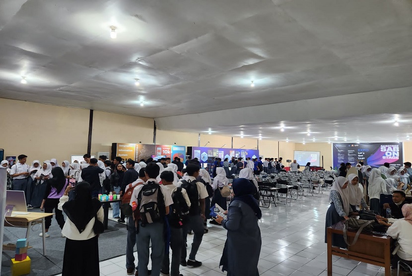 Mahasiswa STMIK AMIK Bandung mengembangkan teknologi penyiraman tanaman berbasis Internet of Thing (IoT) yang dikendalikan jarak jauh lewat gawai. Teknologi ini diaplikasikan ke pertanian secara real dan terbukti mampu menekan potensi kerugian petani.