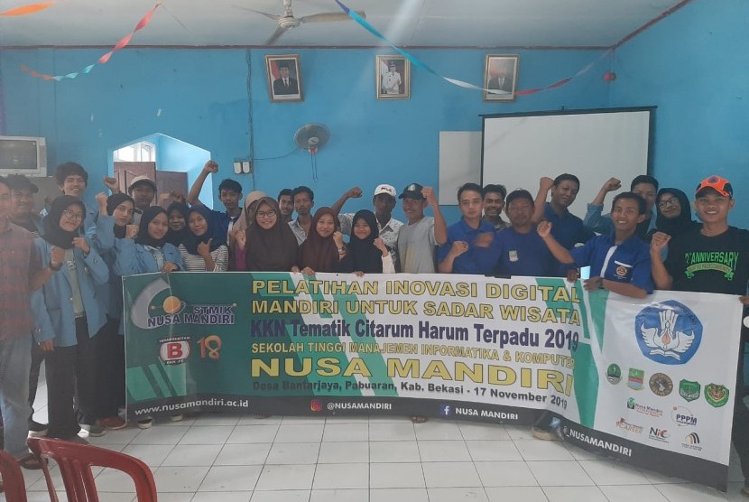 Mahasiswa STMIK Nusa Mandiri bersama Pengurus Karang Taruna dan Remaja Masjid Desa Bantarjaya.