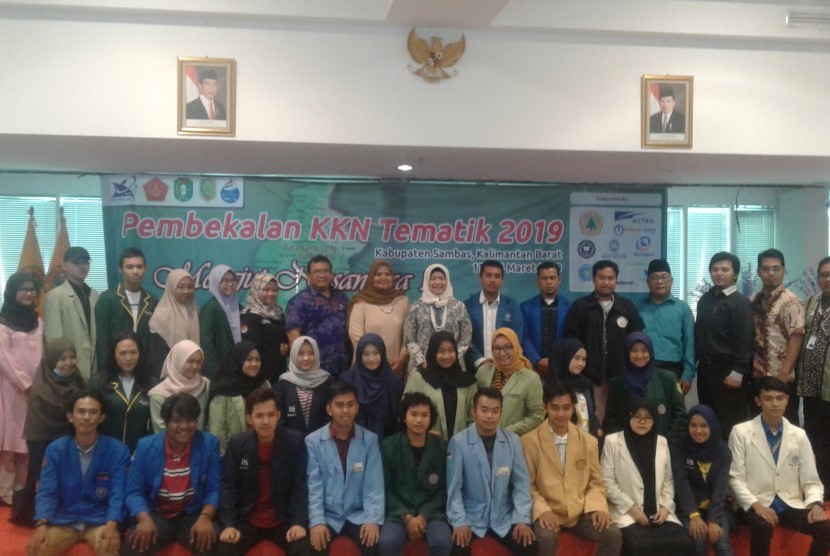 Mahasiswa STMIK Nusa Mandiri beserta dosen pendamping dalam kegiatan KKN Tematik Merajut  Nusantara.