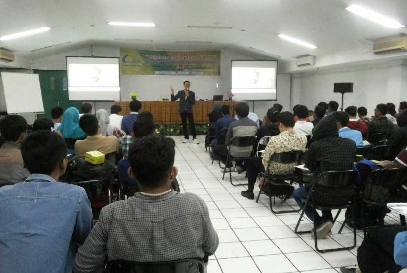 Mahasiswa STMIK Nusa Mandiri Jakarta mengikuti seminar menjadi programmer.