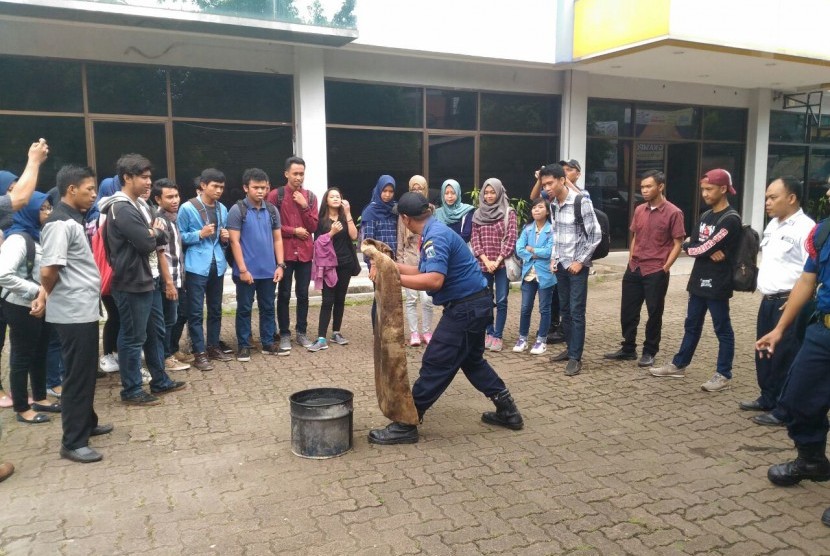 Mahasiswa STMIK Nusa Mandiri mengikuti pelatihan penanggulangan bencana kebakaran.