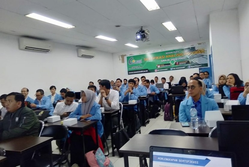 Mahasiswa STMIK  Nusa Mandiri mengikuti pembekalan sertifikasi kompetensi analisis program.