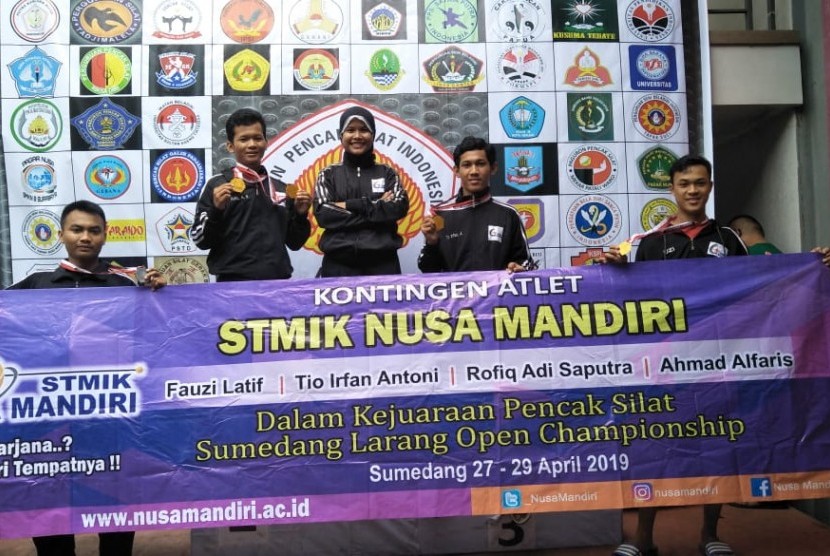 Mahasiswa STMIK Nusa Mandiri menyabet tiga medali emas, satu medali perak dan satu medali perunggu  pada kejuaraan pencak silat SLOC  2019.