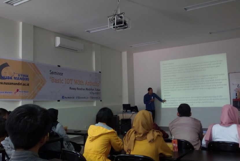 Mahasiswa STMIK Nusa Mandiri  Sukabumi mendapatkan pembekalan mengenai konsep Internet of Thing (IoT).   