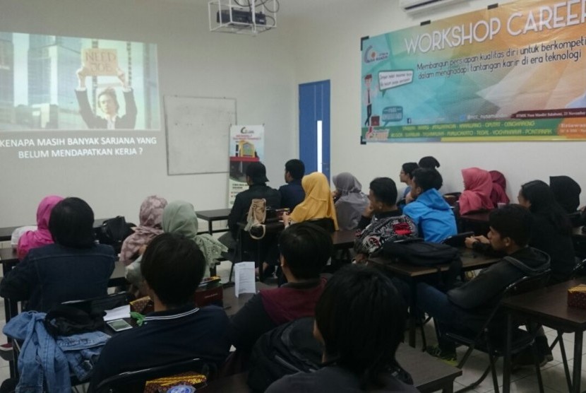 Mahasiswa STMIK Nusan Mandiri Sukabumi antusias mendengarkan pemaparan nara sumber.