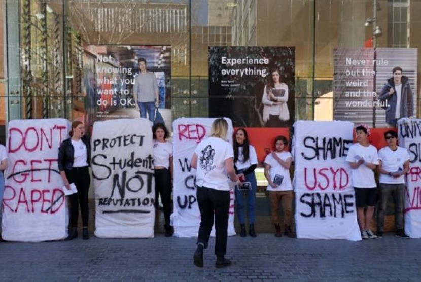 Mahasiswa Sydney University melakukan aksi protes terhadap serangan seksual yang terjadi di kampus.