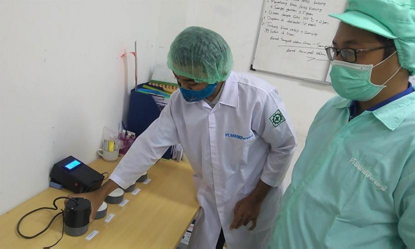 Mahasiswa Teknik Elektro Universitas Muhammadiyah Malang (UMM), Hasrullah menunjukkan alat pengukur tingkat warna putih pada garam industri.