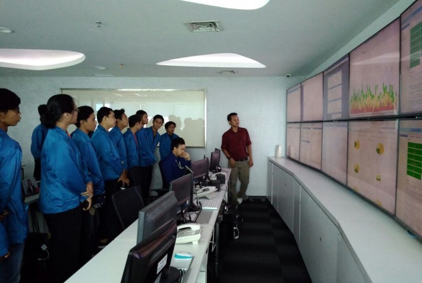 Mahasiswa Teknik Komputer AMIK BSI Jakarta berkujung  ke ruang networking operating center PT Indonesia Cloud.    
