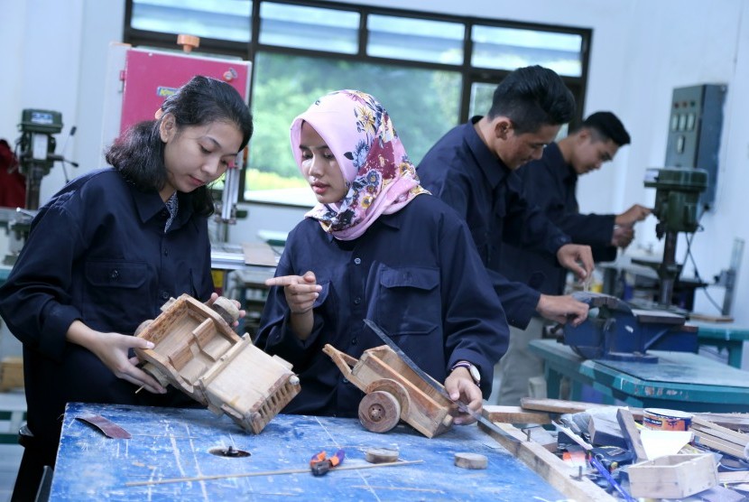 Mahasiswa Teknik saat praktik di laboratorium.