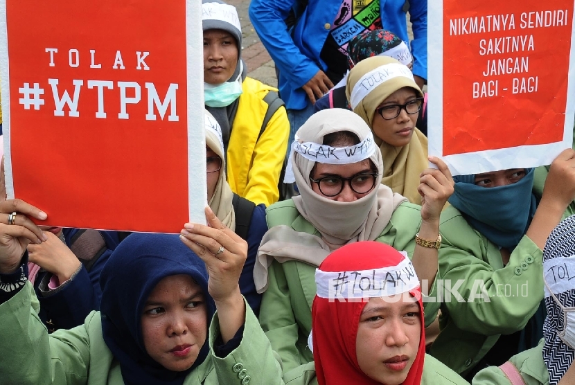 Mahasiswa tergabung dalam Gerakan Bersama Lawan Industri Rokok (Gebrak) melakukan aksi penolakan World Tobacco Process And Machinery (WTPM) di Jiexpo, Jakarta, Rabu (27/4).Republika/Tahta Aidilla