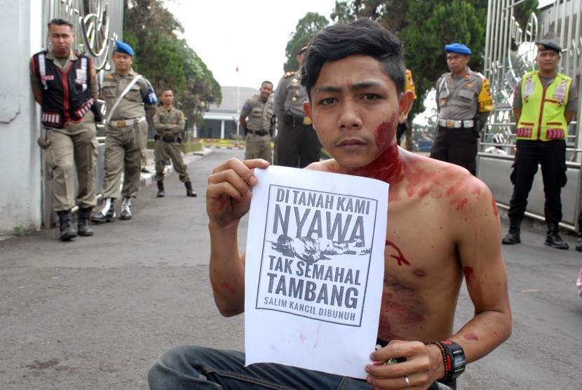 Mahasiswa tergabung Liga Mahasiswa Sukabumi (LMS) menggelar aksi solidaritas terhadap pembunuhan petani penolak tambang pasir Lumajang bernama Salim Kancil di depan Gedung Pendopo Kabupaten Sukabumi, Jawa Barat, Senin (5/10). 