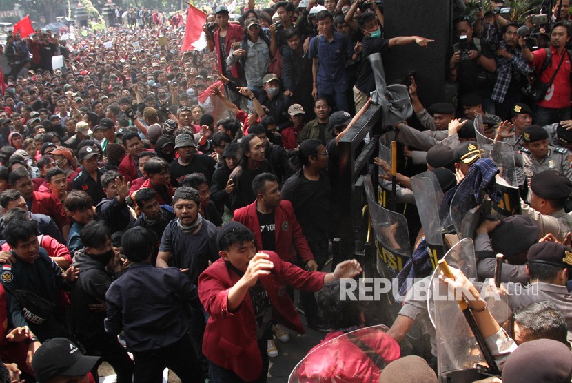 Mahasiswa terlibat bentrok dengan polisi saat unjuk rasa Hari Tani Nasional di depan Gedung DPRD, Malang, Jawa Timur, Selasa (24/9/2019). 