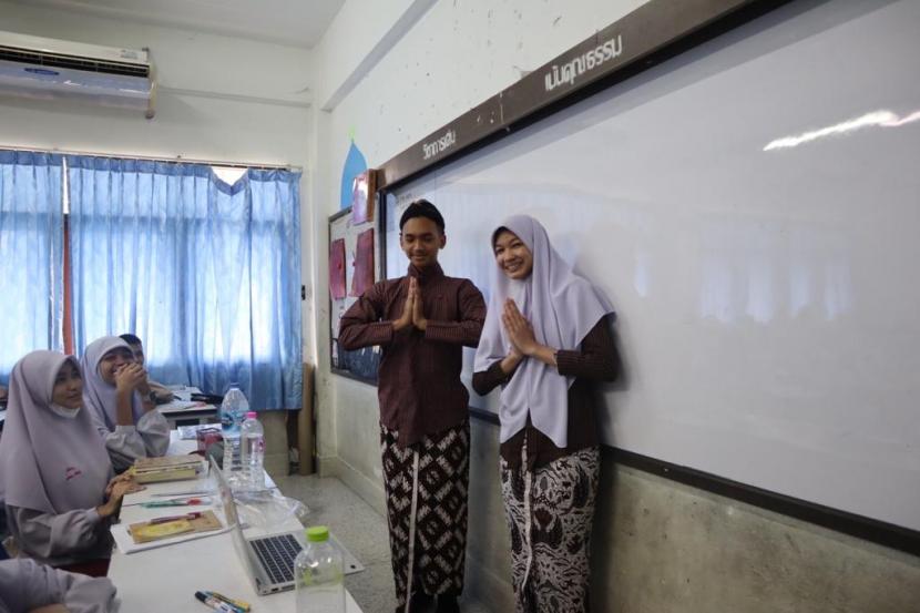  Mahasiswa UAD mengenalkan baju adat Yogyakarta di Songserm Sasana Vitaya School, Thailand.