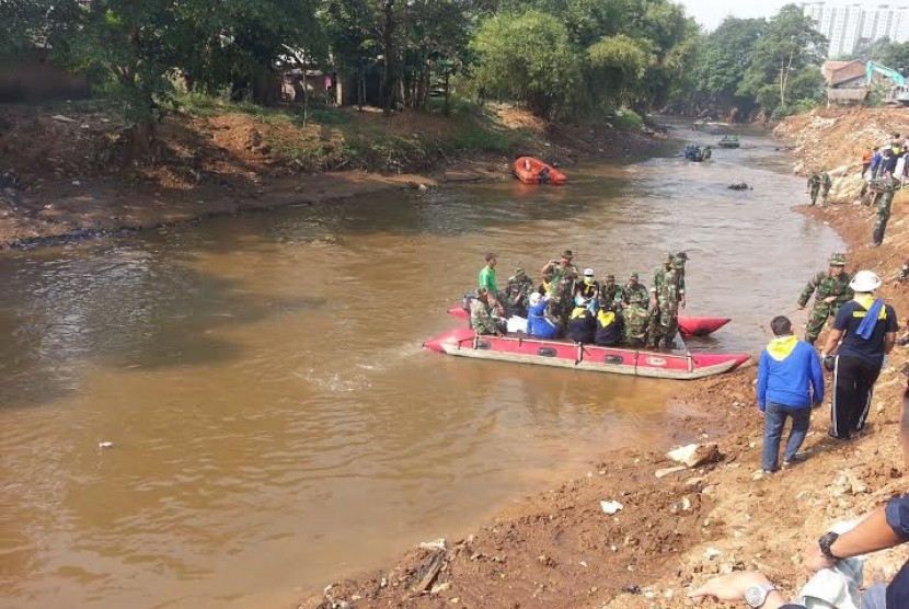 Mahasiswa UAI bersih-bersih sungai Ciliwung sebagai bentuk pengabdian masyarakat.