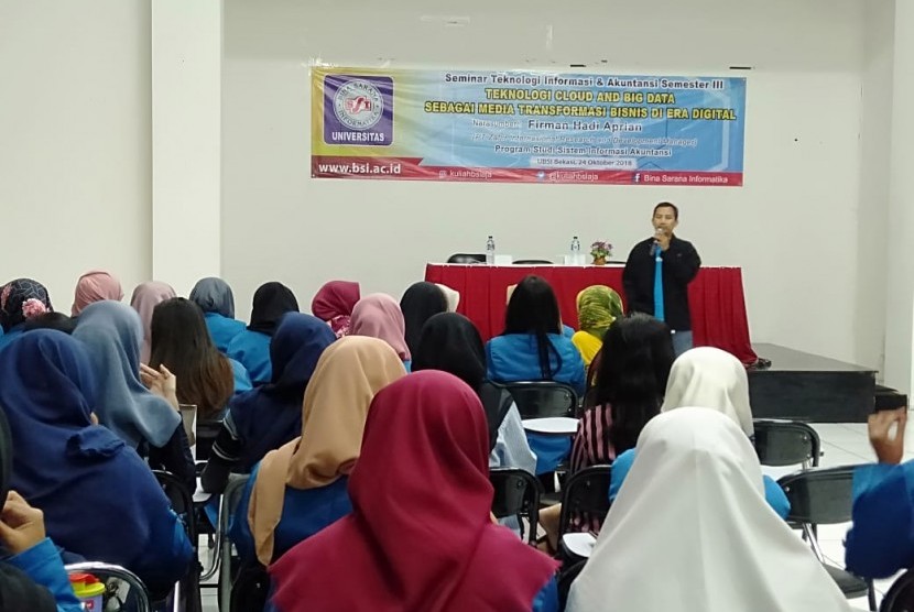 Mahasiswa UBSI antusias mengikuti seminar Big Data dan Cloud.