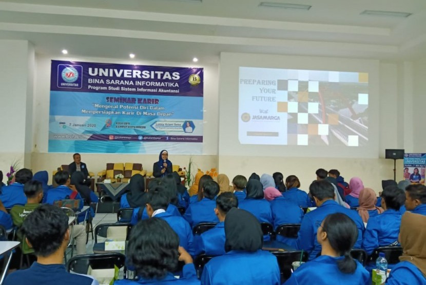 Mahasiswa UBSI Kampus Bogor mengikuti Seminar Karir dengan tema ‘Mengenal Potensi Diri Dalam Mempersiapkan Karir Di Masa Depan’.