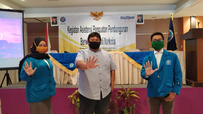 Mahasiswa UBSI Kampus Pontianak, Eka Ayu Wulandari (kiri) dan Risky Fitriyanto (kanan) mengikuti Asistensi Penguatan Pembangunan Berwawasan Anti Narkoba yang diselenggarakan oleh BNN Provinsi Kalimantan Barat.