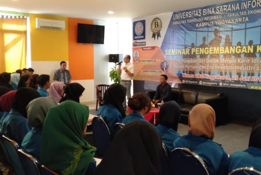 Mahasiswa UBSI Kampus Yogyakarta mengikuti seminar pengembangan karir.