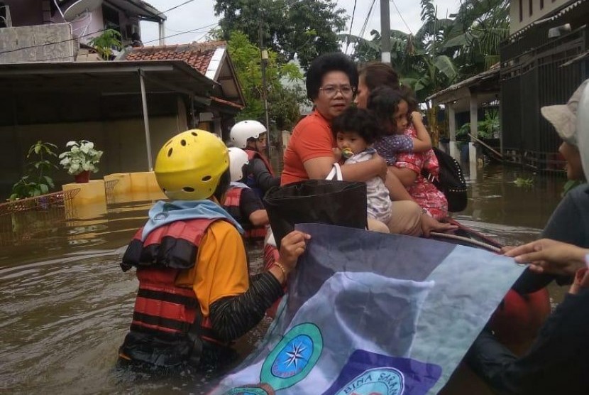 Mahasiswa UBSI membantu korban bencana banjir di Jakarta. Menteri Pendidikan dan Kebudayaan (Mendikbud) Nadiem Makarim menyerukan pemerintah daerah memprioritaskan kesehatan dan keselamatan peserta didik, pendidik, dan tenaga kependidikan dalam situasi darurat bencana.