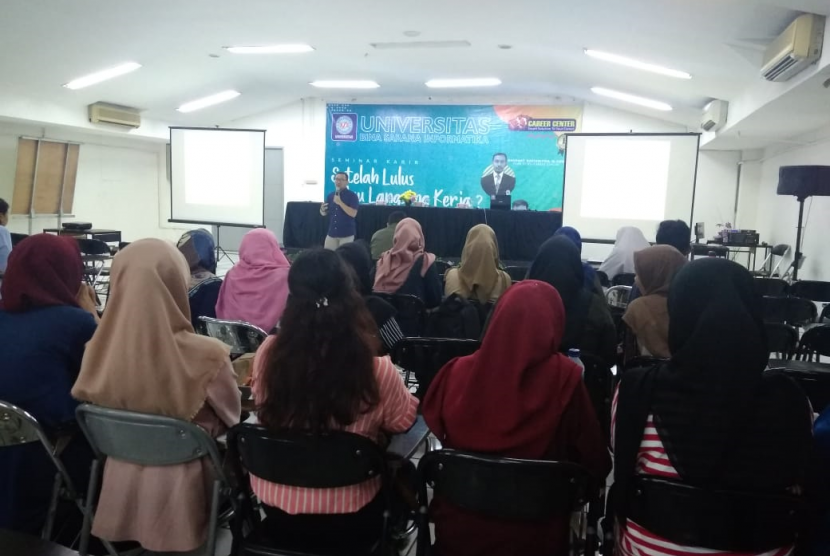 Mahasiswa UBSI mendengarkan pemaparan dari nara sumber pada acara  seminar karir yang mengusung tema ‘Lulus Kuliah Mau langsung Kerja?’ di Aula UBSI Kampus Salemba 22, Jakarta.