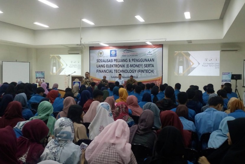 Mahasiswa UBSI Sukabumi mengikuti sosialisasi Fintech dari BI.