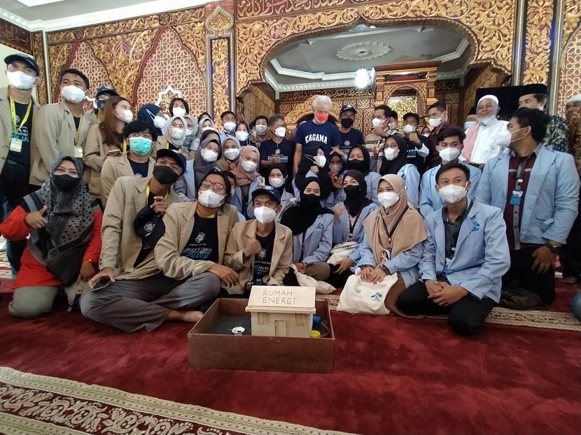 Mahasiswa UGM dan UIN Raden Fatah melaksanakan program KKN kolaboratif di Desa Sungsang, Kabupaten Banyuasin, Sumatra Selatan.