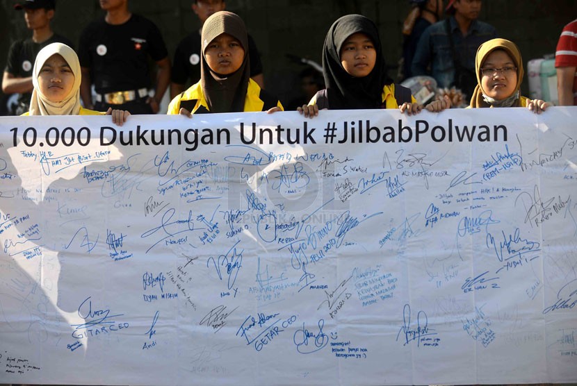   Mahasiswa UI menggelar aksi simpatik mendukung Polisi Wanita (Polwan) berjilbab di Bundaran HI, Jakarta, Ahad (20/4). (Republika/Agung Supriyanto)