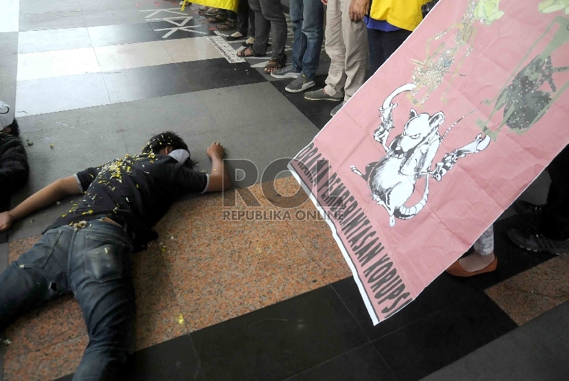  Mahasiswa UI menggelar teatrikal drama pemberantasan korupsi saat menggelar aksi unjuk rasa di Gedung KPK, Jakarta, Kamis (5/3). (Republika/Agung Supriyanto)