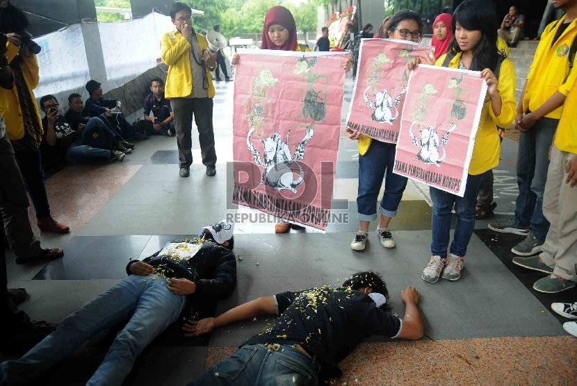  Mahasiswa UI menggelar teatrikal drama pemberantasan korupsi saat menggelar aksi unjuk rasa di Gedung KPK, Jakarta, Kamis (5/3). (Republika/Agung Supriyanto)