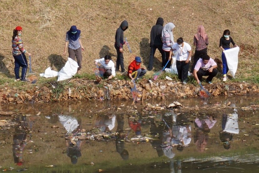 Mahasiswa UI saat melakukan aksi nyata membersihkan danau