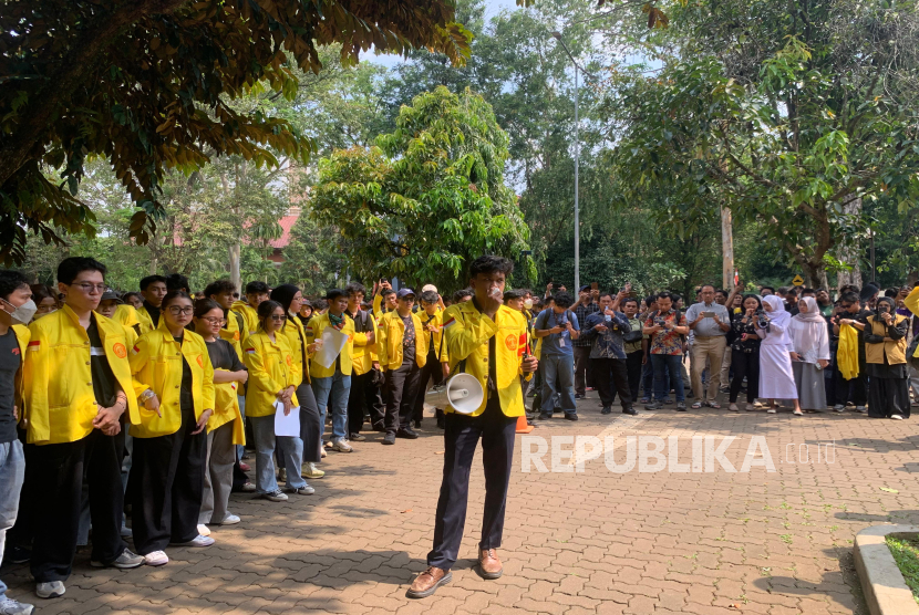 Mahasiswa UI sebelum berangkat melakukan aksi demonstrasi di Polda Metro Jaya pada Jumat (29/8/2025). 