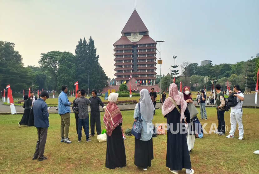 Mahasiswa UI yang tergabung dalam komunitas UI Student for Justice in Palestine melakukan aksi di depan Gedung Rektorat UI, Senin (25/8/2025). Aksi itu dilakukan untuk mengecam tindakan kampus yang memberikan panggung kepada tokoh pro zionis dalam forum PSAU Pascasarjana di Balairung UI, Sabtu (23/8/2025).