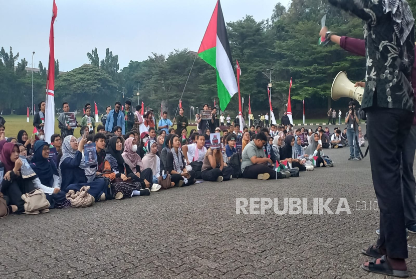 Mahasiswa Universitas Indonesia (UI) yang tergabung dalam komunitas UI Student for Justice in Palestine melakukan aksi di depan Gedung Rektorat UI, Senin (25/8/2025). Aksi itu dilakukan untuk mengecam tindakan kampus yang memberikan panggung kepada tokoh pro zionis dalam forum PSAU Pascasarjana di Balairung UI, Sabtu (23/8/2025). 