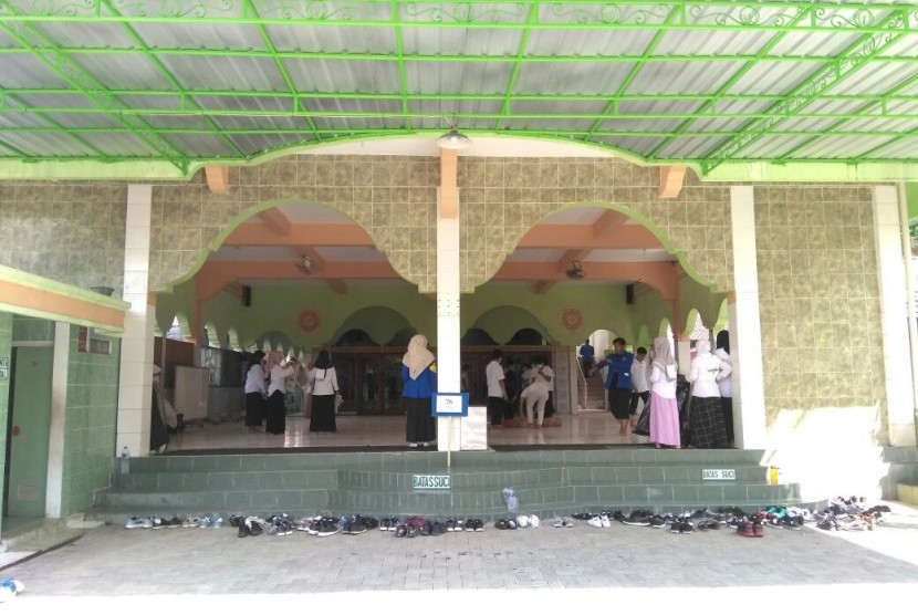 Mahasiswa UII membersihkan masjid sekitar kampus, Rabu (16/8).