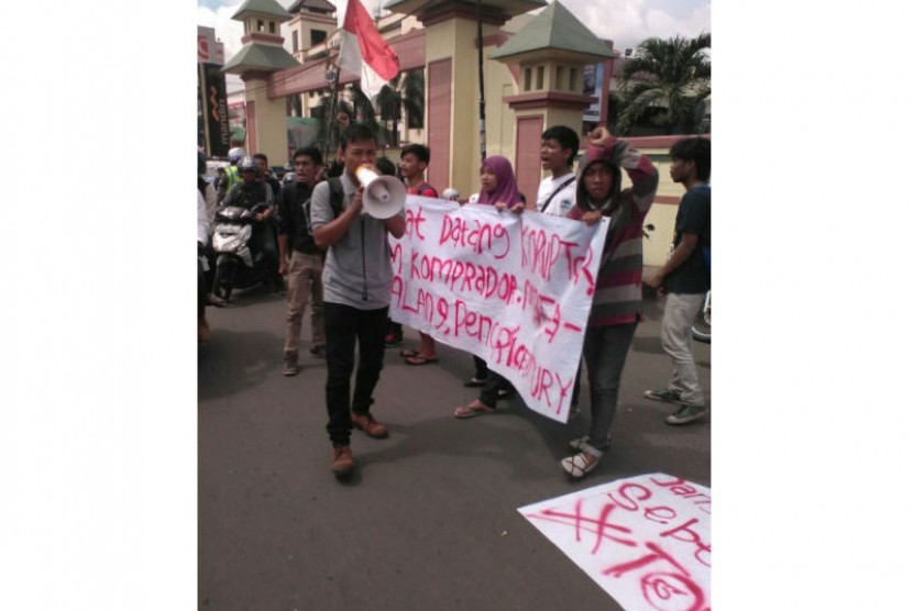 Mahasiswa UIN Syarif Hidayatullah Jakarta yang tergabung di dalam Koalisi Mahasiswa UIN (KMU) berdemonstrasi menolak kedatangan Susilo Bambang Yudhoyono (SBY).