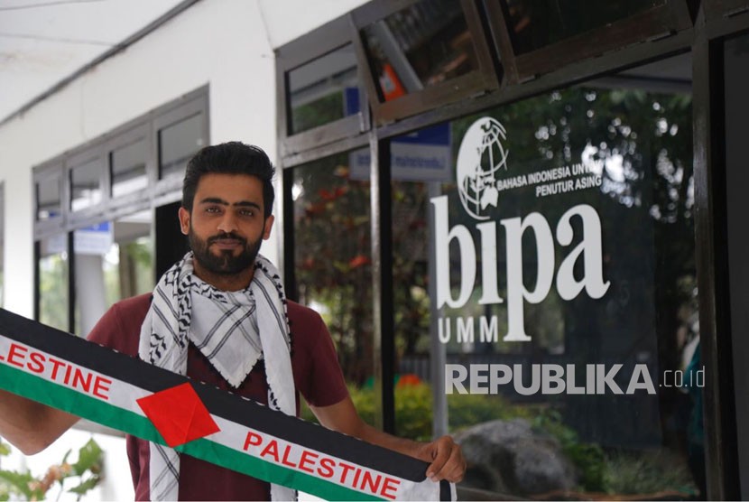 Mahasiswa UMM dari Palestina, Monther Rasheed merayakan Idul Fitri di Malang. 