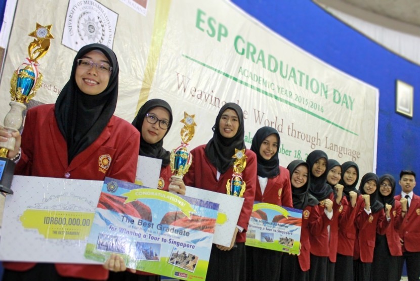 Mahasiswa UMM dengan skor terbaik ESP mendapat hadiah jalan-jalan ke Singapura.