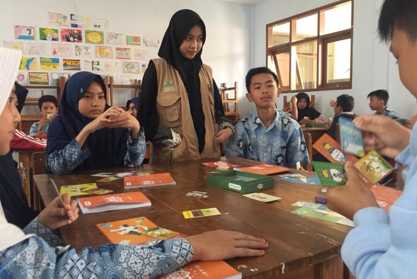 Mahasiswa UMM, Izza Amalia, menyebarkan nilai perdamaian dan tangguh bencana melalui boardgames.