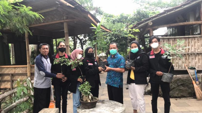 Mahasiswa Universitas Muhammadiyah Malang (UMM) mengembangkan proyek wisata Gunung Budeg di Desa Tanggung, Kecamatan Campur Darat, Kabupaten Tulungagung.