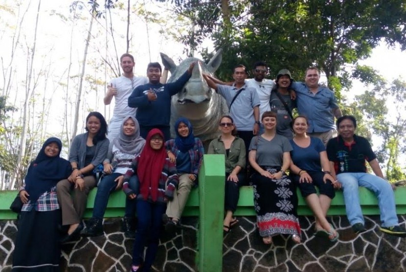 Mahasiswa Unas dan Rutgers University belajar konservasi alam di Taman Nasional Ujung Kulon.