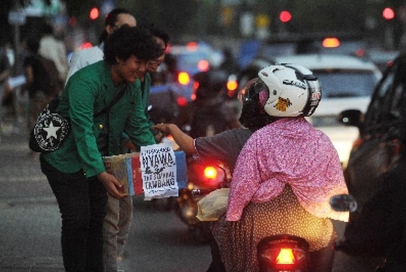 Mahasiswa Unas gelar aksi kepedulian untuk Salim Kancil di kawasan Mampang, Jakarta Selatan, Rabu (7/10).