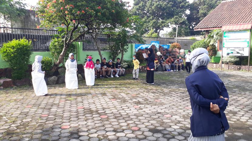 Mahasiswa Unimma memberikan pendampingan kepada siswa SDN Banjarnegoro I.