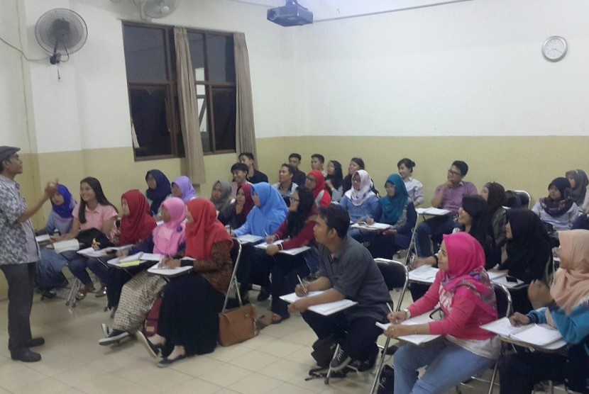 Mahasiswa Unindra Jakarta mengikuti workshop menulis ilmiah.