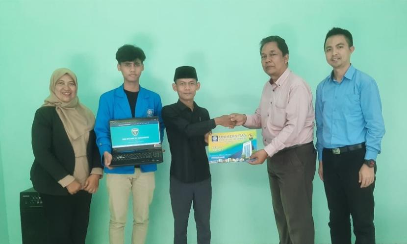 Mahasiswa Univeesitas BSI menghibahkan aplikasi PPDB yang dibuat saat Praktek Kerja Lapangan (PKL)  ke SMK Maarif NU Banjarsari, Kabupaten Ciamis, Jawa Barat.