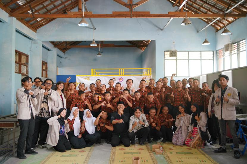 Mahasiswa Universitas Amikom Yogyakarta membuat program dengan tema Brand Awareness Seni Kebudayaan Melalui Platform Tiktok di Bengkel Praktek SMKN 2 Wonosari, Gunungkidul, DIY, pada 6 Desember 2023 lalu. 