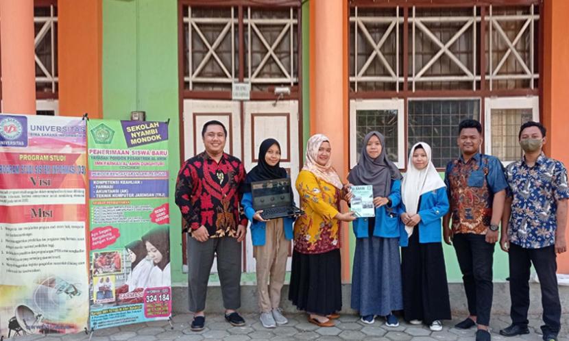  Mahasiswa Universitas Bina Sarana Informatika (BSI) kampus Tegal telah menghibahkan aplikasi kepada SMK Farmasi Al-Amin Dukuhturi Tegal.