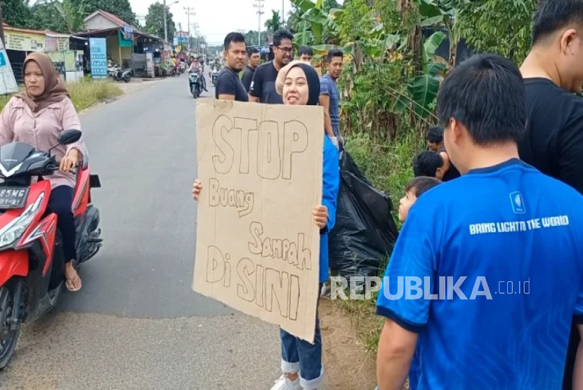 Mahasiswa UBSI dan Warga Bersihkan Sampah, Desak Pemkab Kubu Raya Hadirkan TPS